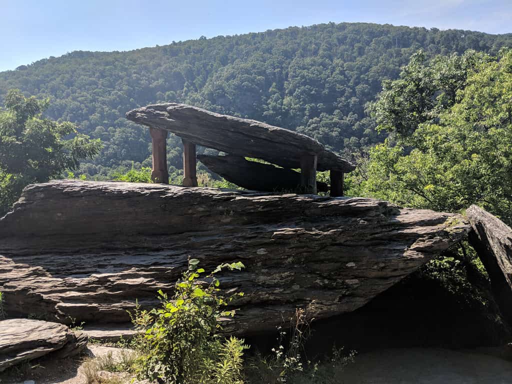 Jefferson Rock sull'Appalachian Trail nel West Virginia con colline ricoperte di alberi sullo sfondo