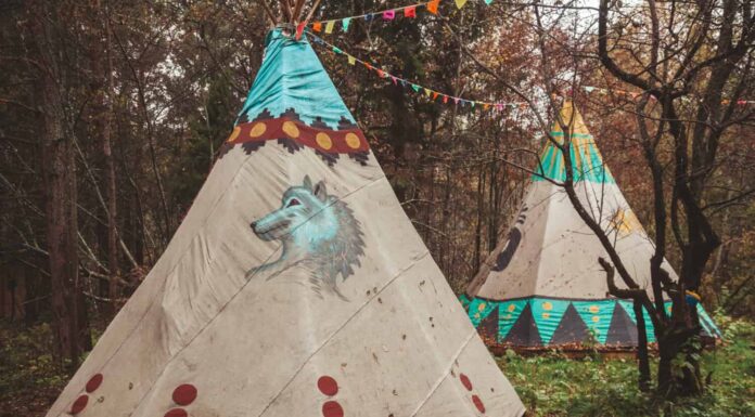 Casa triangolare di Northern Cherokee indiano tee pipì