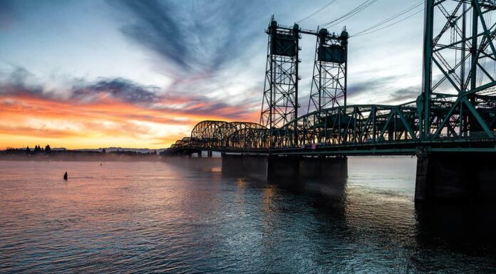 Ponte interstatale sul fiume Columbia