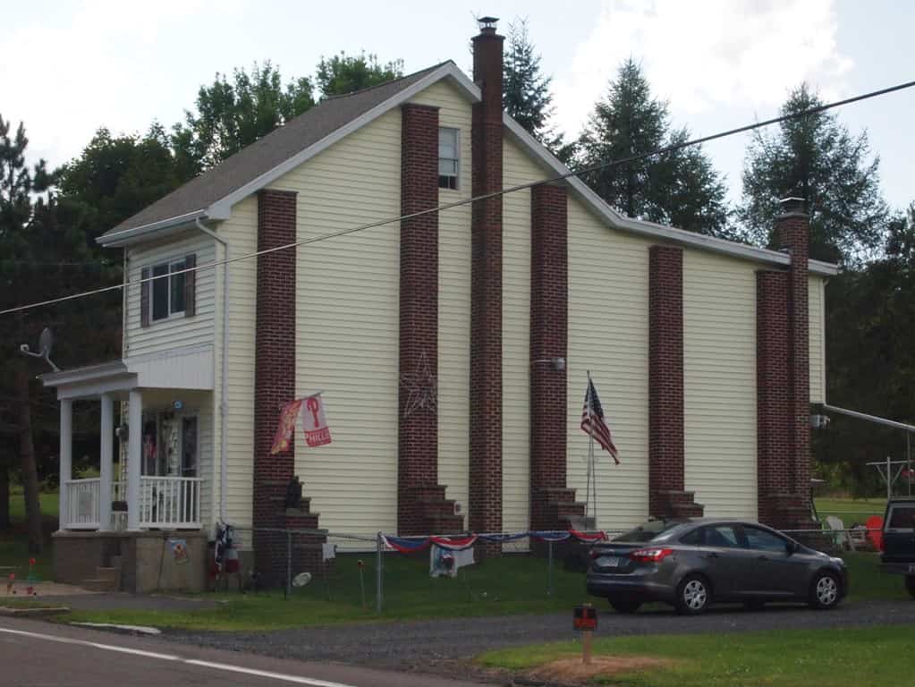   Casa a schiera indipendente a Centralia, Pennsylvania.  I 5 contrafforti per sostenere il muro furono costruiti dopo la demolizione della casa vicina.