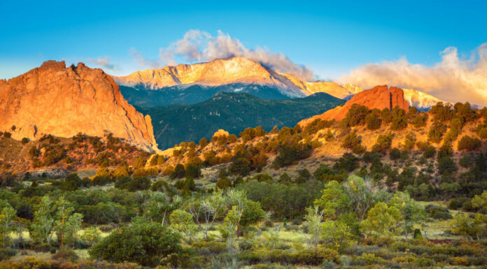 Alba che si affaccia sul Giardino degli Dei e sul Pike's Peak a Colorado Springs, Colorado