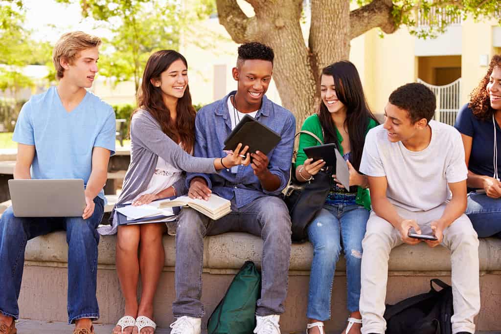 Studenti delle scuole superiori che collaborano al progetto nel campus