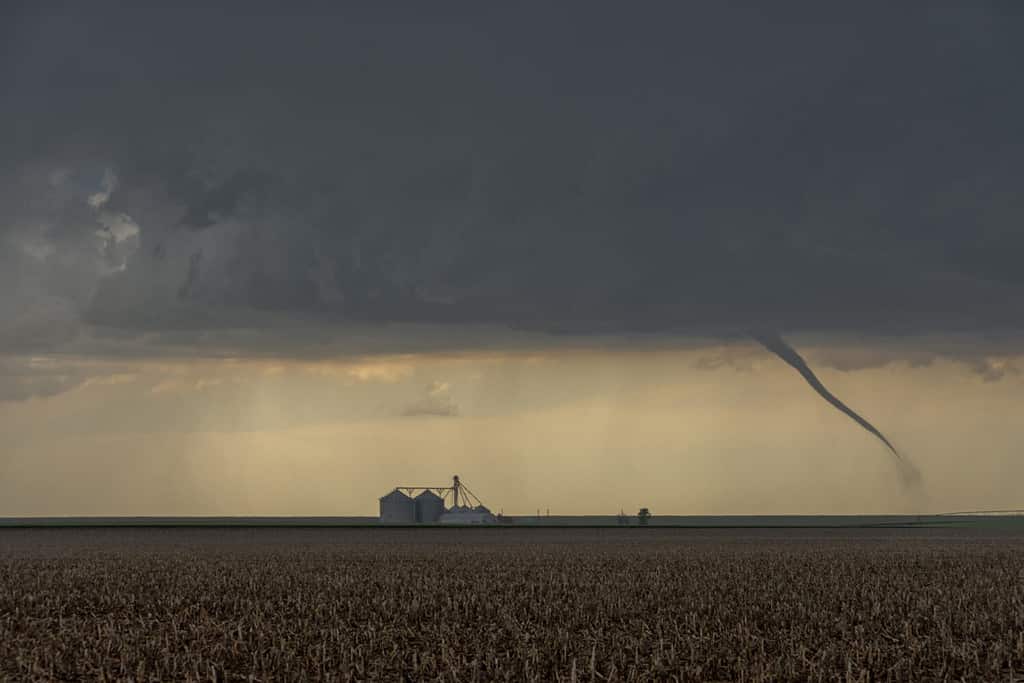 St Francis, Kansas, USA - 29 giugno 2019: Tornado accanto a un silo