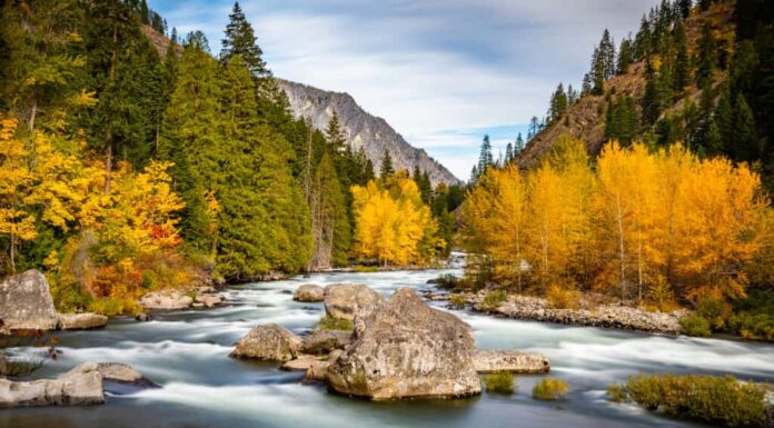 Fiume Wenatchee in autunno, nello Stato di Washington