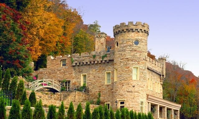 Il castello di Berkeley nel West Virginia è anche chiamato Samuel Taylor Suit Cottage o Berkeley Springs Castle.