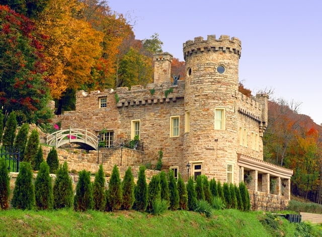 Il castello di Berkeley nel West Virginia è anche chiamato Samuel Taylor Suit Cottage o Berkeley Springs Castle.