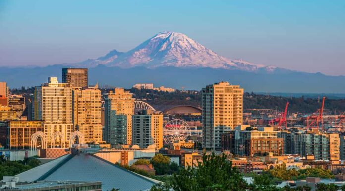 Bellissima Seattle la sera con il Monte Rainer