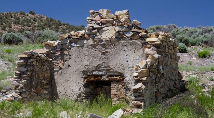 Foto delle rovine della città fantasma di Belmont, nel Nevada centrale.