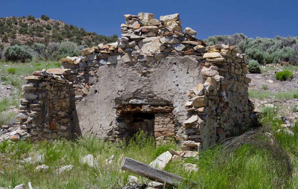Foto delle rovine della città fantasma di Belmont, nel Nevada centrale.