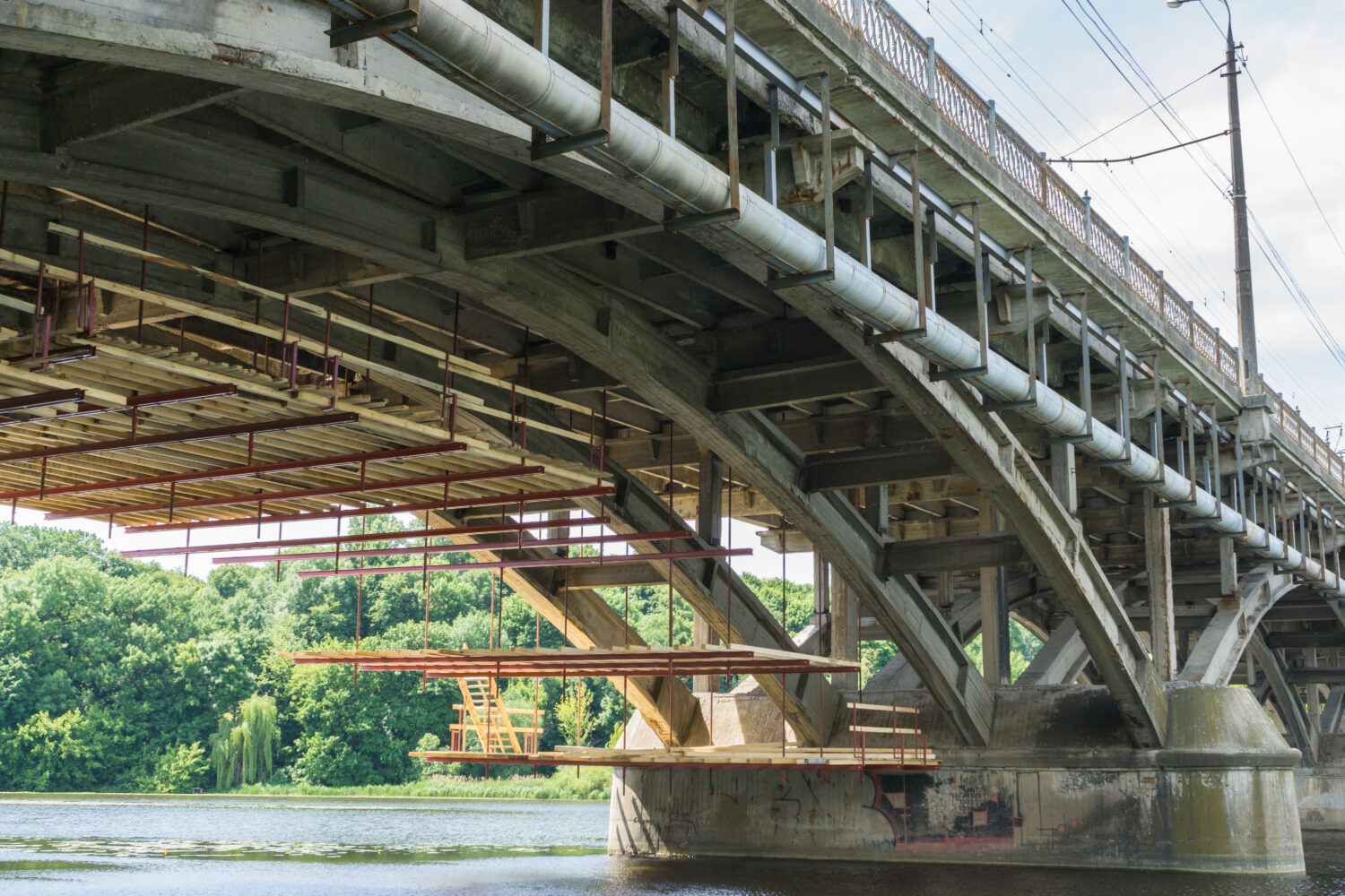 ponti in Florida in pessime condizioni, ammodernamento e riparazione del ponte automobilistico sul fiume.  ripresa dal basso, da terra sotto il ponte.  impalcature di legno, ponti in Florida in pessime condizioni