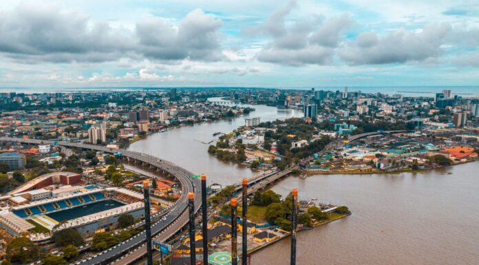 Una veduta aerea delle strade e degli edifici lungo la riva della città di Lagos