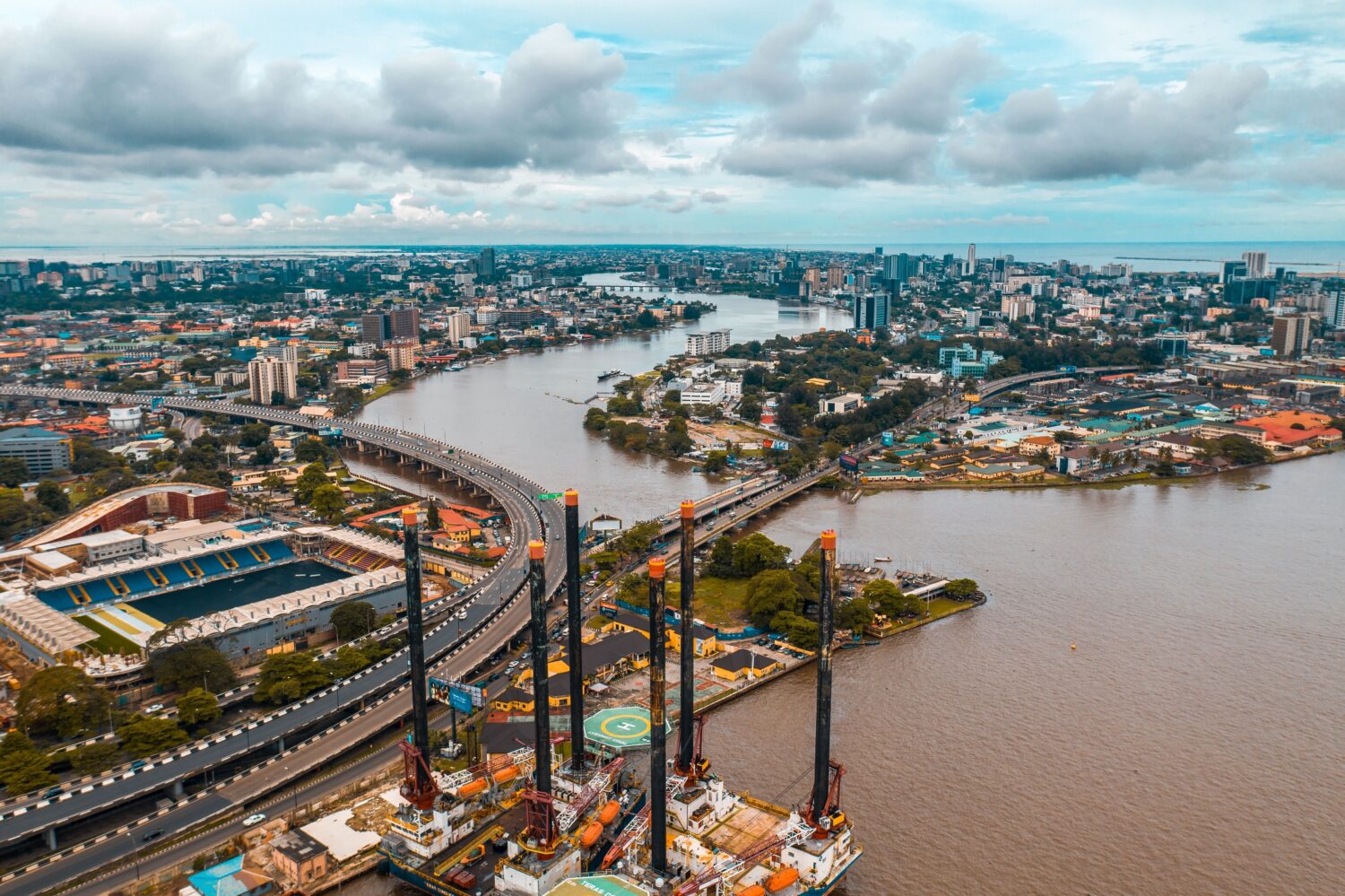 Una veduta aerea delle strade e degli edifici lungo la riva della città di Lagos