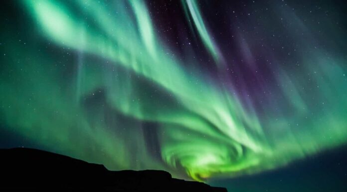 Aurora boreale a spirale islandese in autunno