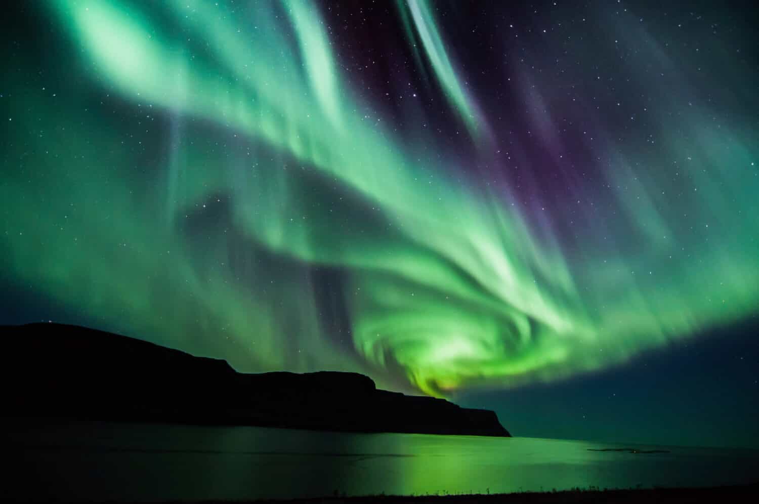 Aurora boreale a spirale islandese in autunno