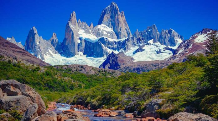 Uno scenario unico e bellissimo: un fiume azzurro a El Chaltén, in Patagonia, e il Monte Fitz Roy sullo sfondo.  Situato sulle Ande Patagoniche meridionali tra Cile e Argentina.