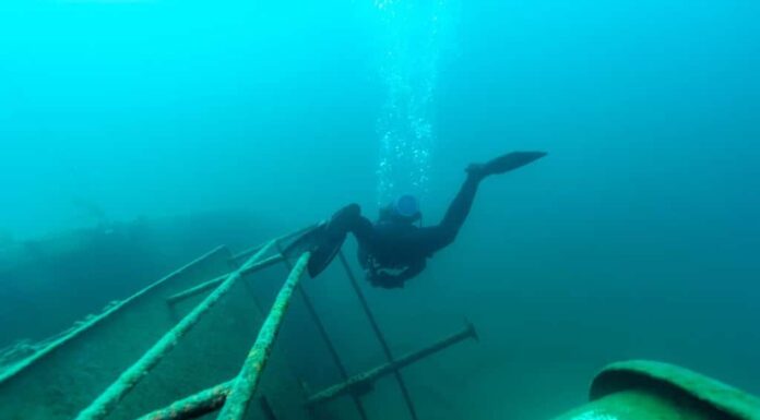 Operatore subacqueo che esplora il naufragio del lago 