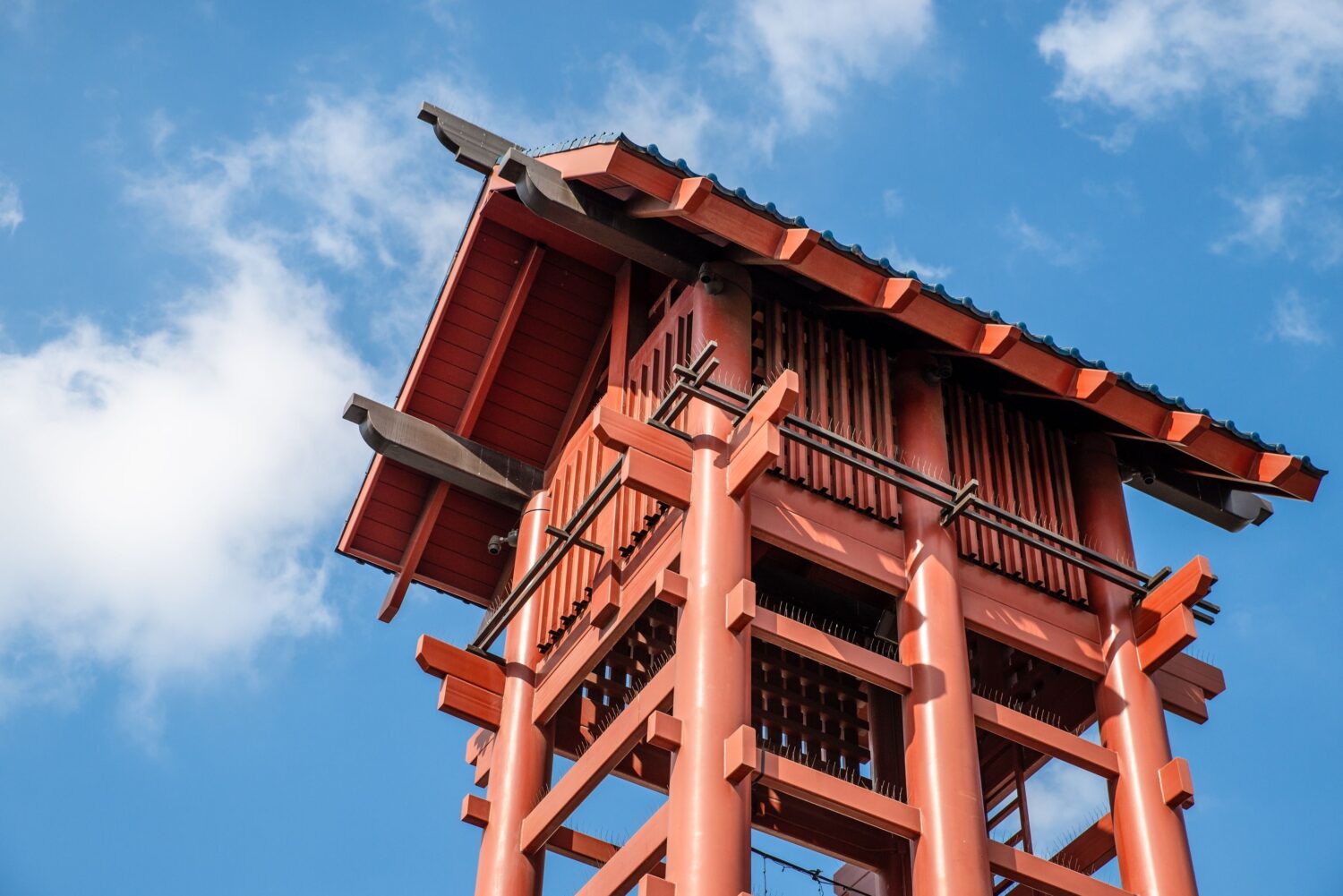 Un'inquadratura dal basso della Little Tokyo Tower sullo sfondo blu del cielo nuvoloso a Los Angeles, California