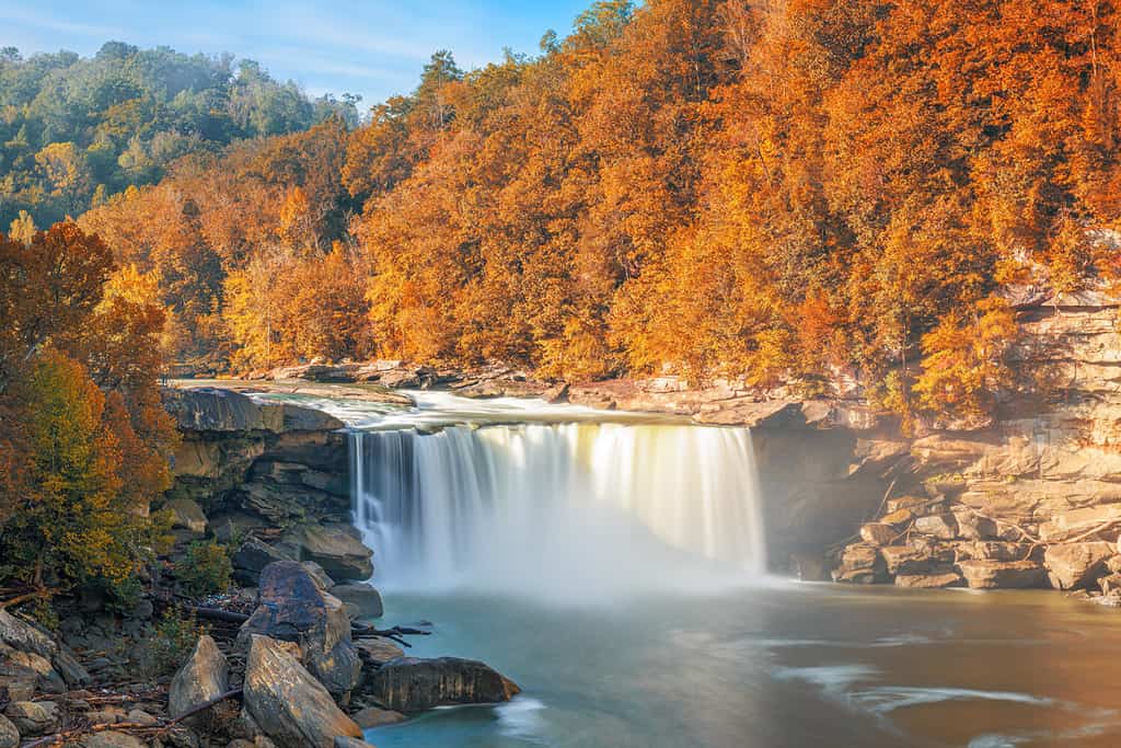 Cumberland cade sul fiume Cumberland nel Cumberland Falls State Resort Park, Kentucky, Stati Uniti.