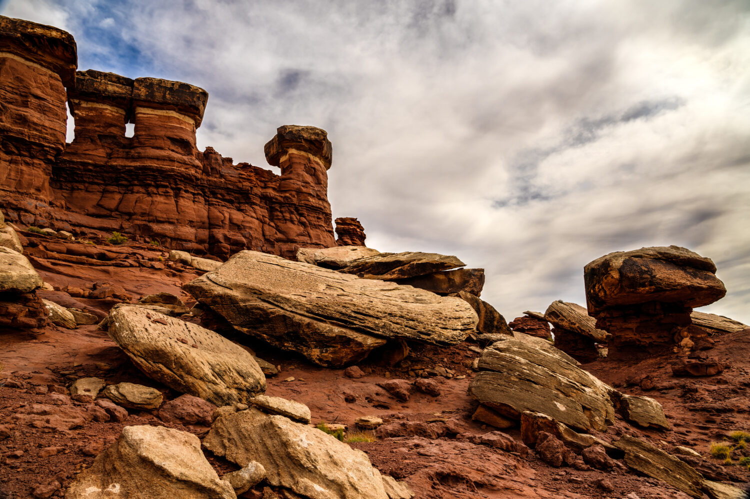 Le formazioni sul Maze Overlook Trail nel Parco nazionale di Canyonlands sono enormi e mozzafiato.