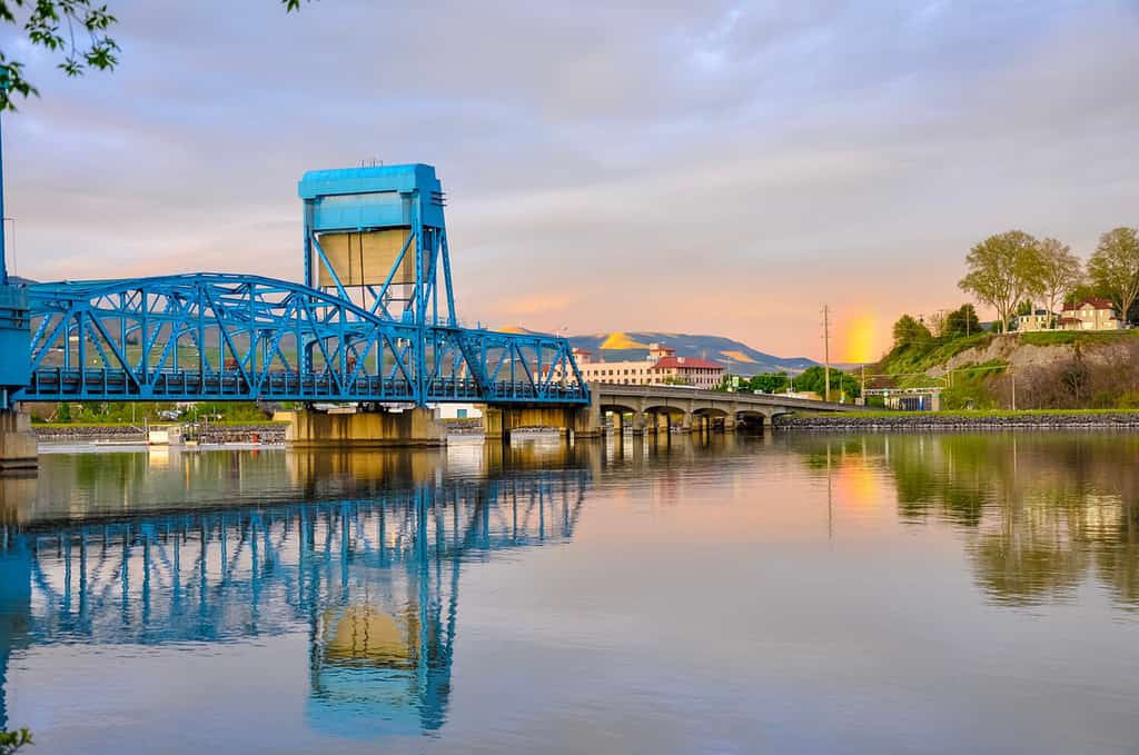 Storico Lewiston - Ponte blu di Clarkston che si riflette nel fiume Snake contro il cielo serale