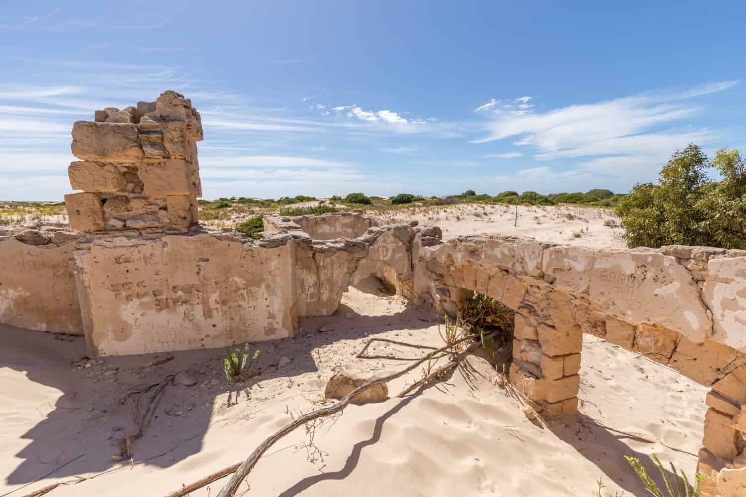 Le rovine della remota e isolata storica stazione telegrafica Eucla sono sovrastate dallo spostamento delle sabbie a Eucla, nella pianura di Nullabor, nell'Australia occidentale.