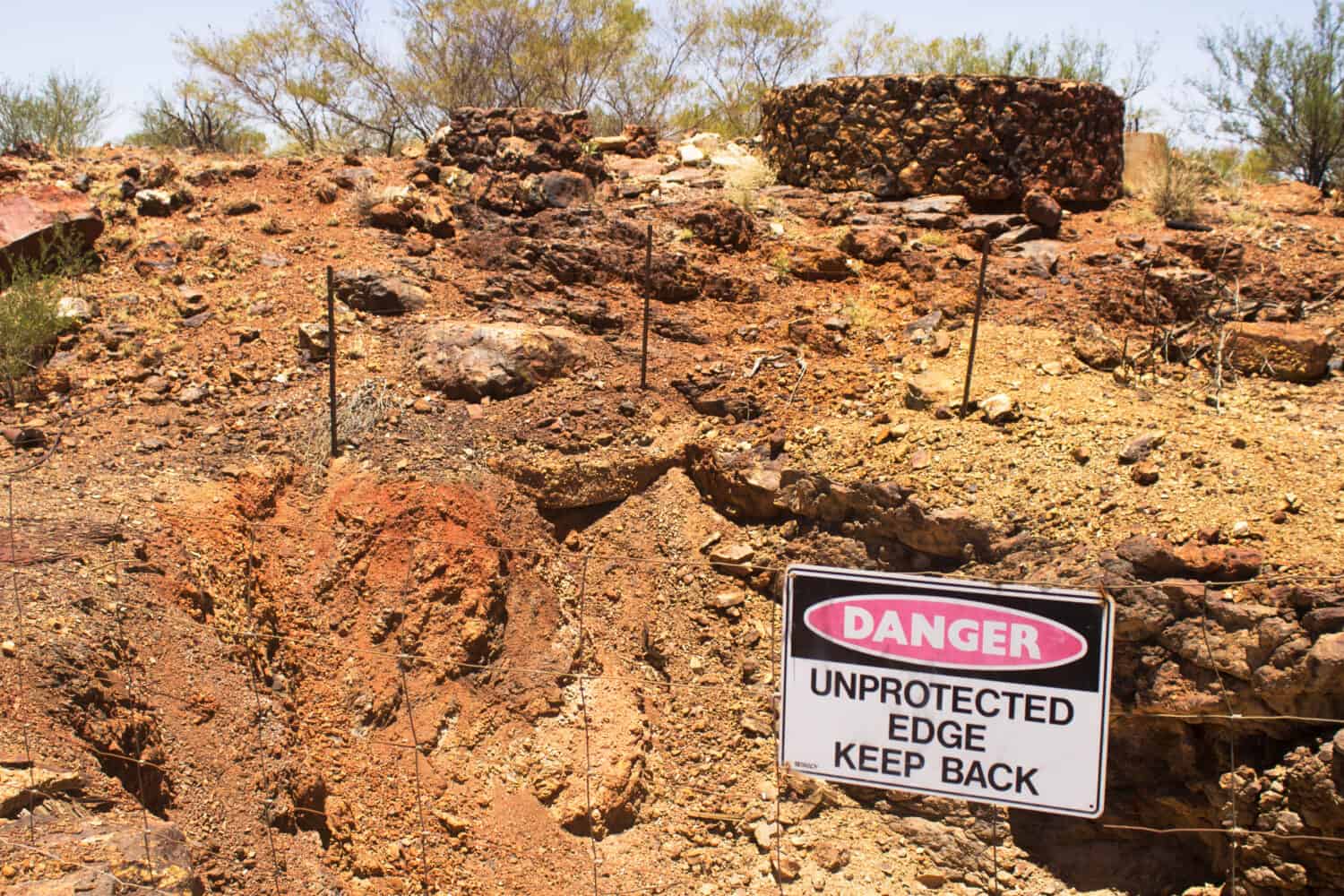 Mattoni antichi ricoprono il terreno in una città fantasma mineraria dell'entroterra australiano