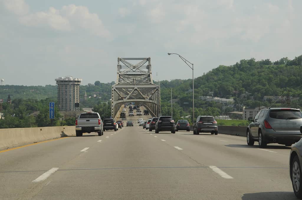 automobili, veicoli che attraversano il ponte Brent Spence sul fiume Ohio in direzione sud da Cincinnati nel Kentucky sull'autostrada interstatale I-71