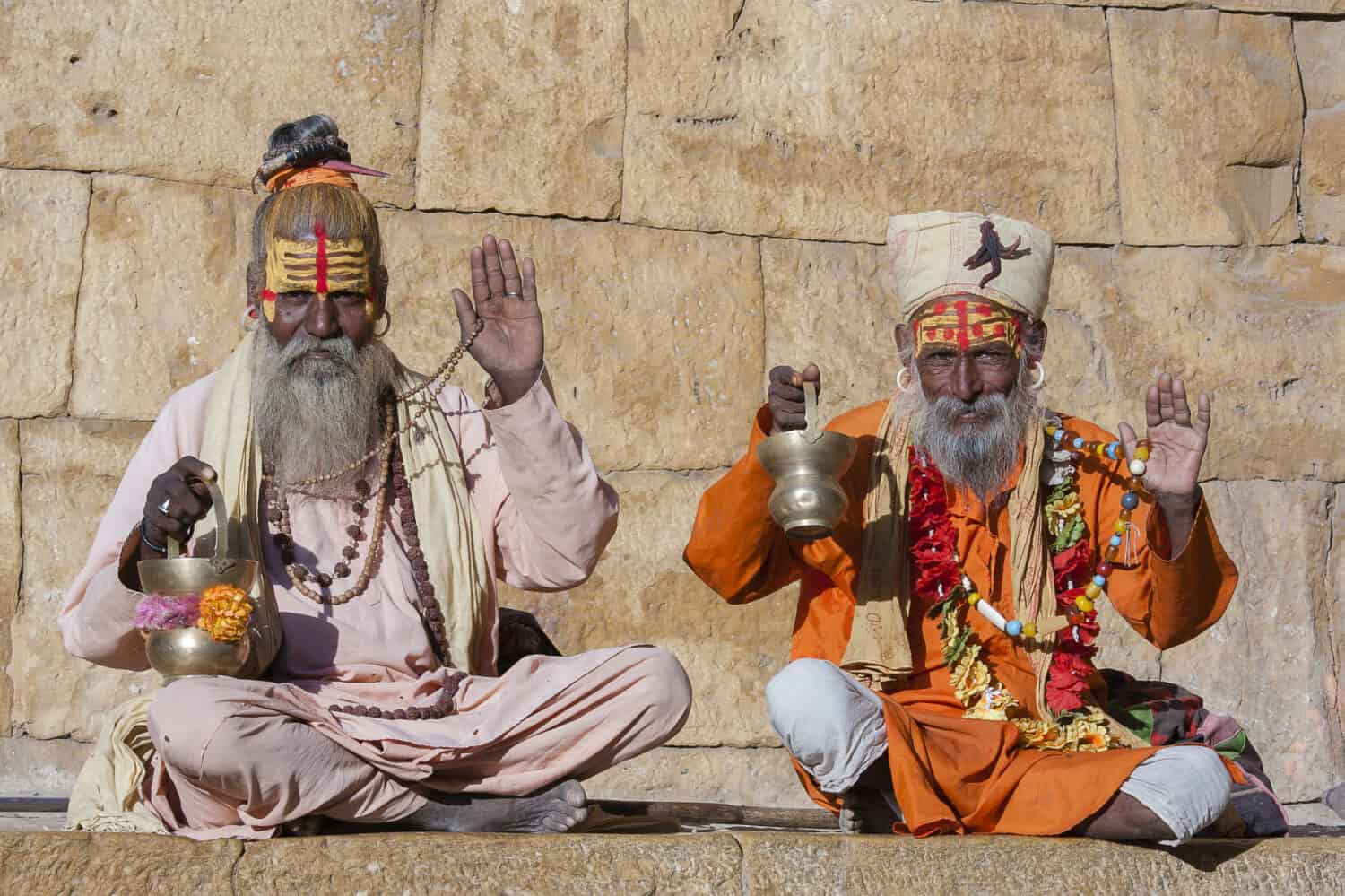 Due santoni indù sadhu, seduti sul ghat, cercano l'elemosina per strada a Jaisalmer, Rajasthan, India.  Avvicinamento