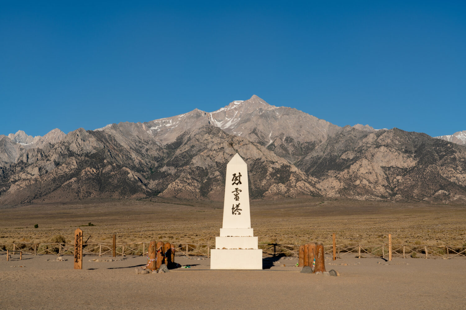 Costruito nel 1943 il cimitero di Manzanar, monumento agli oltre 135 giapponesi-americani che morirono nel campo di internamento.  Il testo giapponese si traduce come 