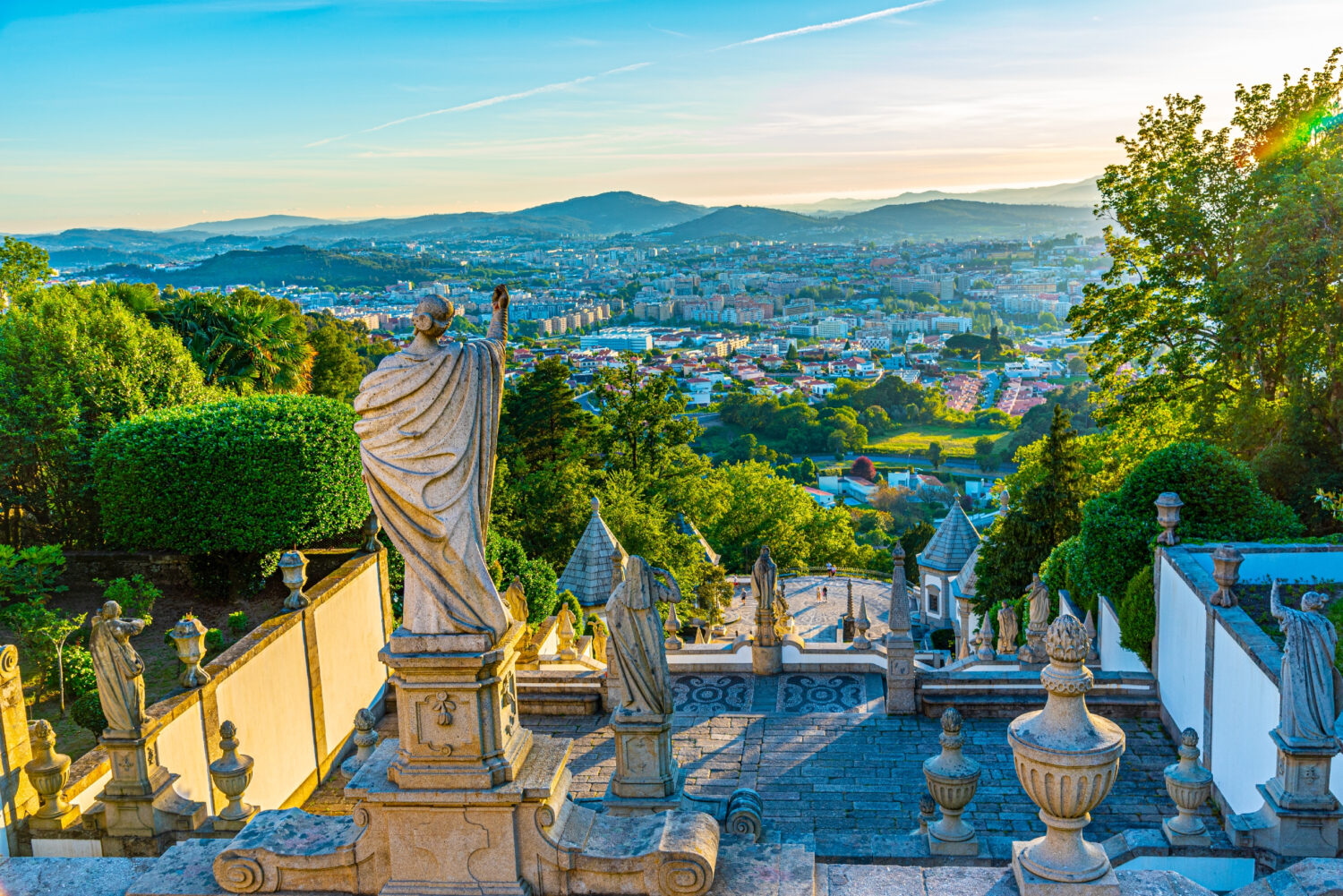 Vista della chiesa di Bom Jesus do Monte a Braga famosa per la scalinata decorata con sculture che conduce ad essa, Portogallo