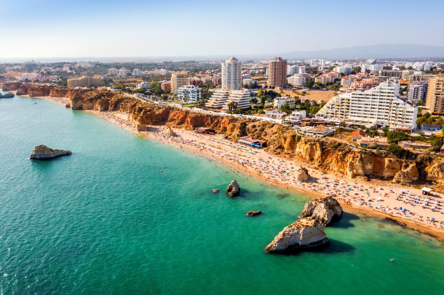 Vista aerea della turistica Portimao con ampia spiaggia sabbiosa di Rocha, Algarve, Portogallo