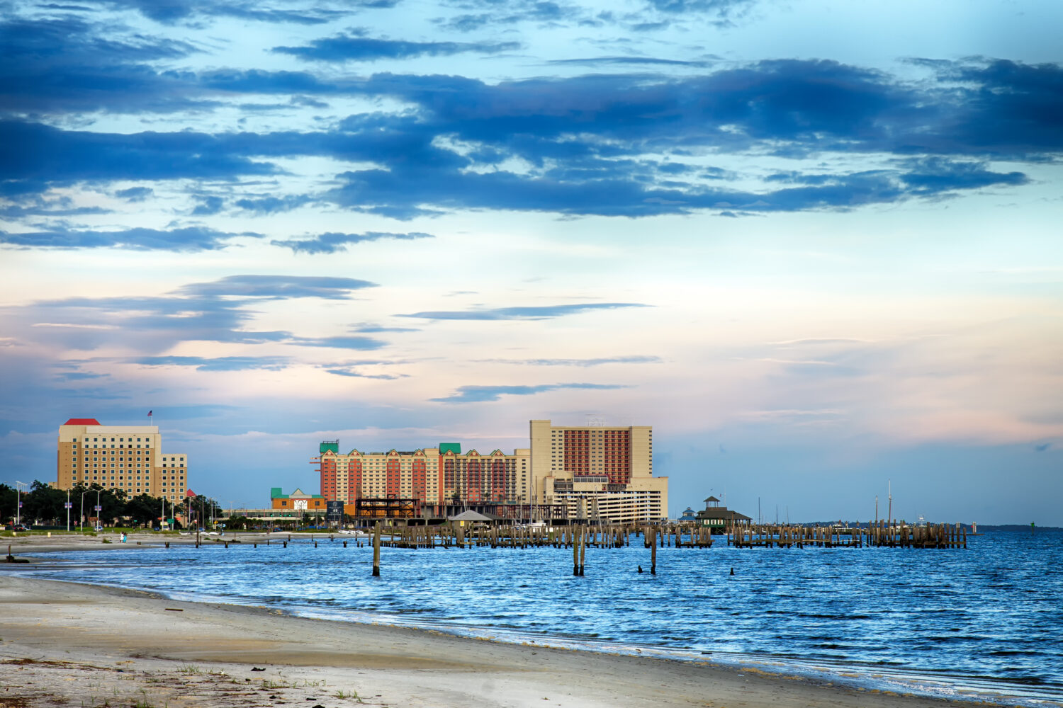 Biloxi, Mississippi, casinò ed edifici lungo la costa del Golfo al tramonto