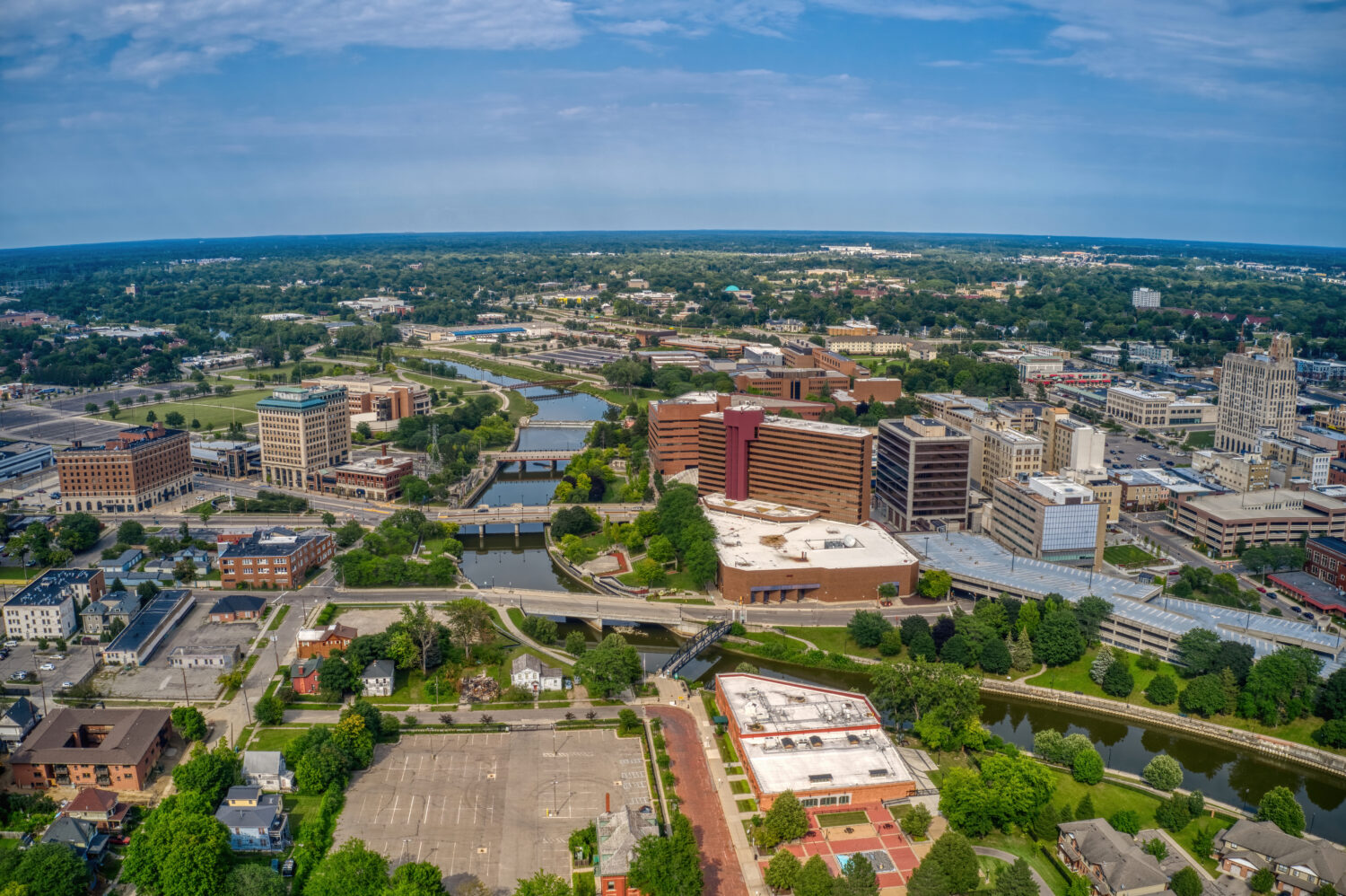 Veduta aerea del centro di Flint, Michigan in estate