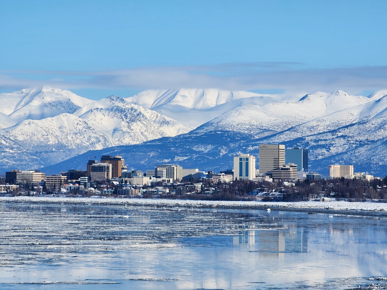 La città innevata di Anchorage, in Alaska, negli Stati Uniti d'America, è uno dei sogni di molte persone da visitare per il suo paesaggio, la sua cultura e la sua cucina.