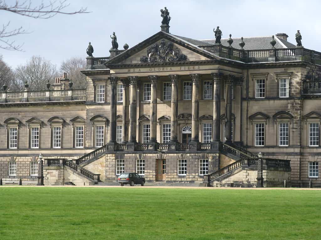 Wentworth Woodhouse si trova nel villaggio di Wentworth, nel distretto metropolitano di Rotherham nel South Yorkshire, in Inghilterra.