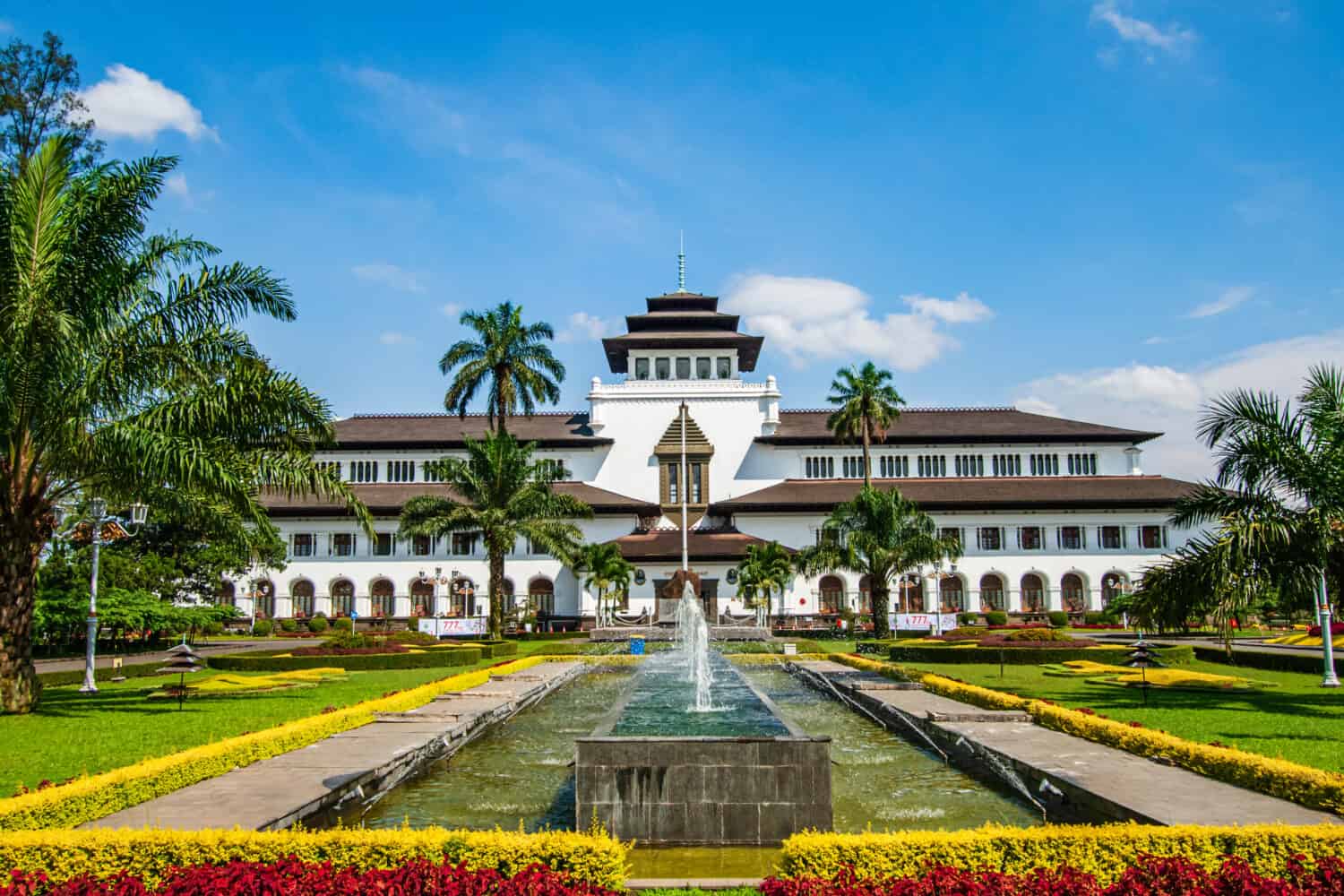 Gedung Sate è un edificio pubblico a Bandung, Giava Occidentale, Indonesia.  È stato progettato secondo un design neoclassico che incorpora i nativi indonesiani. 