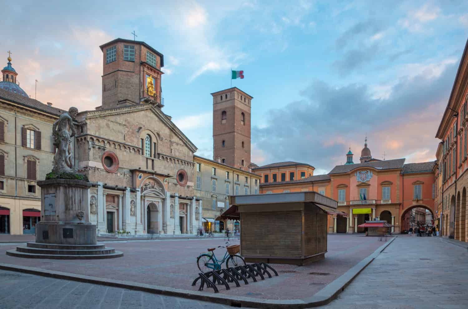 Reggio Emilia - Piazza del Duomo al tramonto.