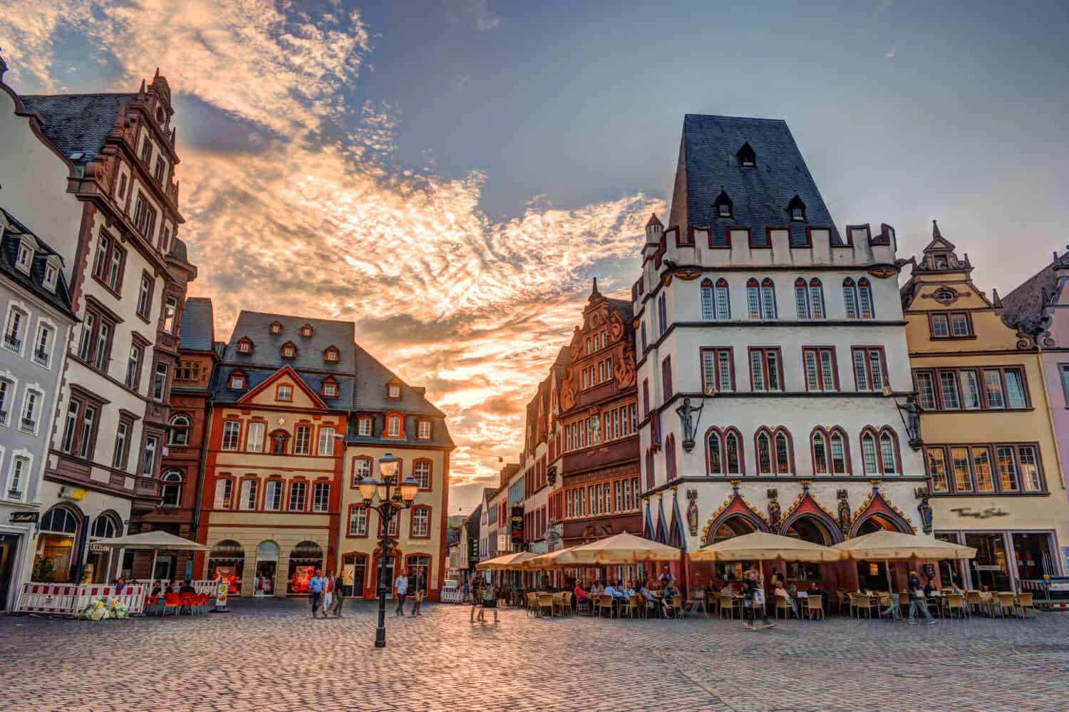 Facciate di case storiche Mercato principale Treviri Renania Palatinato Germania.
