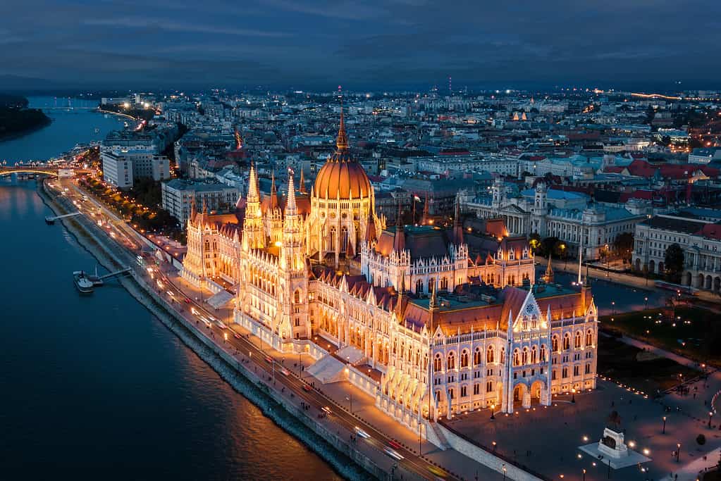 Vista aerea del palazzo del Parlamento ungherese, Budapest, Ungheria