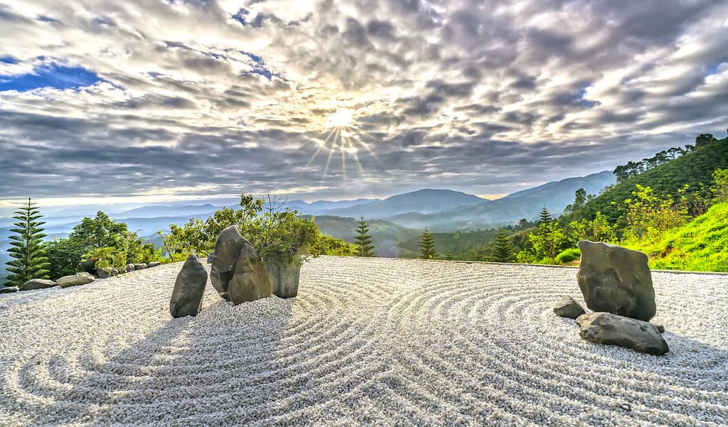 Il Rock Garden con i raggi del sole che si irradiano nel cielo crea una sensazione di pace