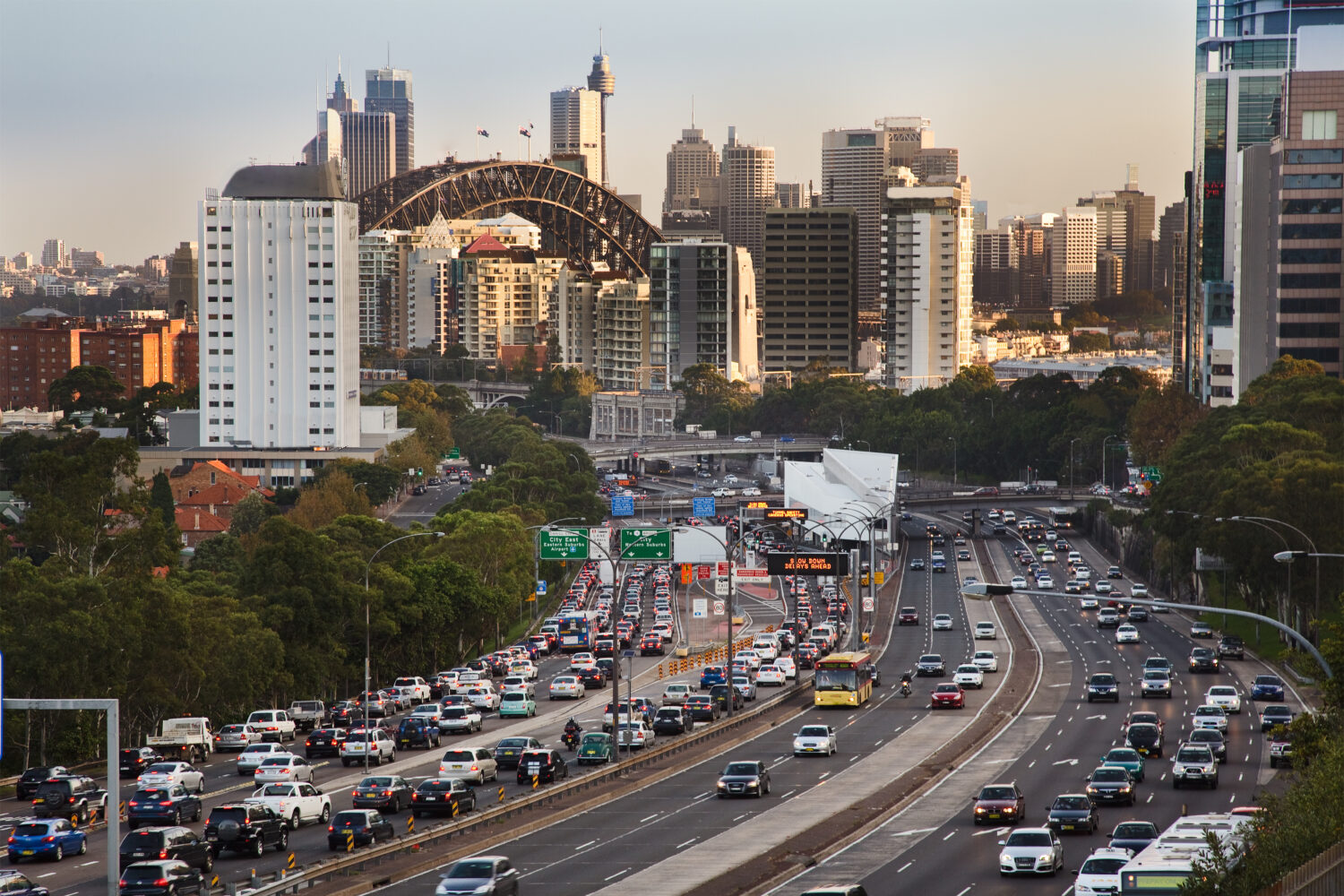 Sydney City Highway piena di auto traffico ingorgo ora di punta strada a pedaggio ritardi dei pendolari