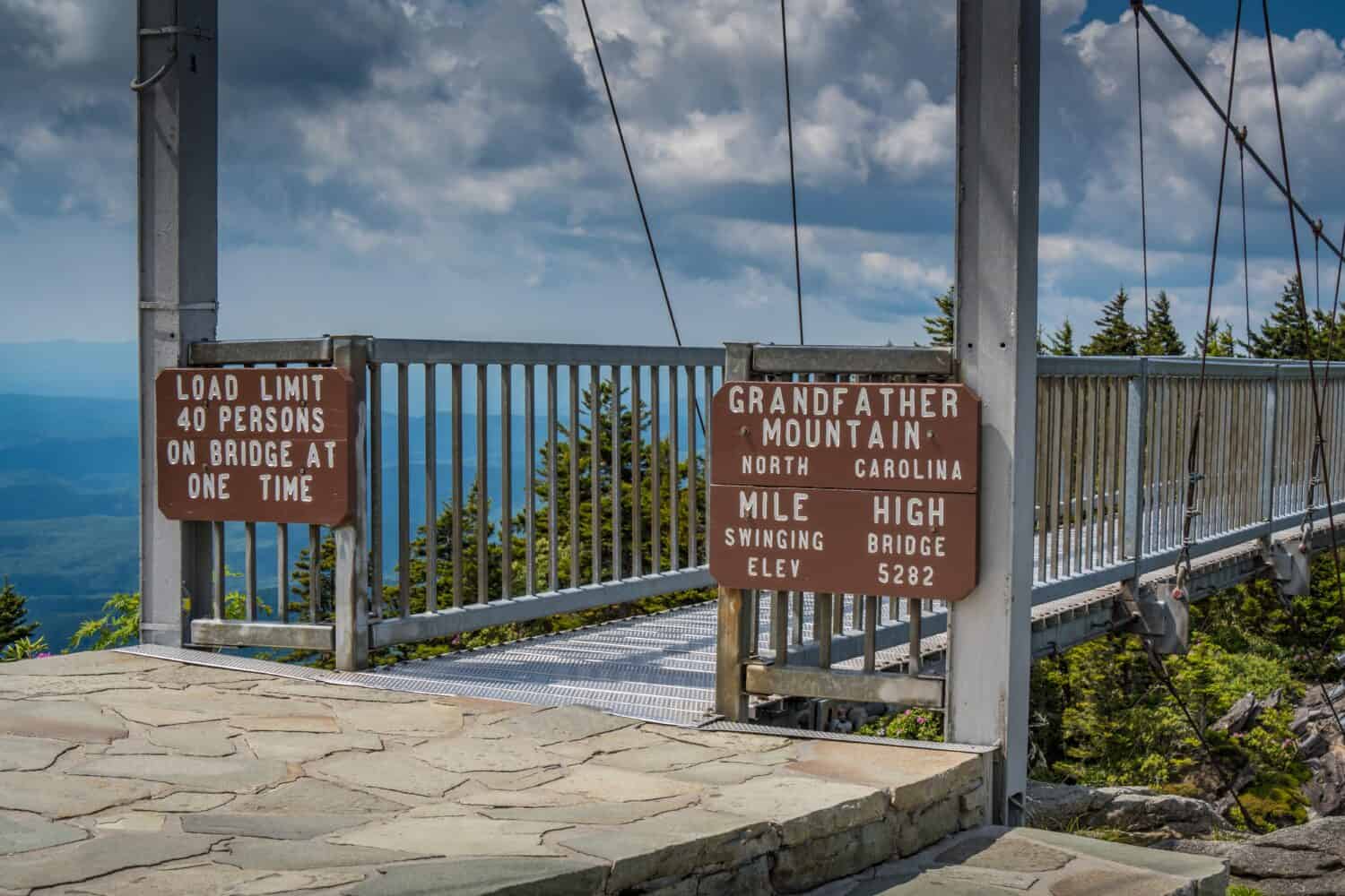 Segni all'ingresso del ponte alto un miglio a Grandfather Mountain in NC.