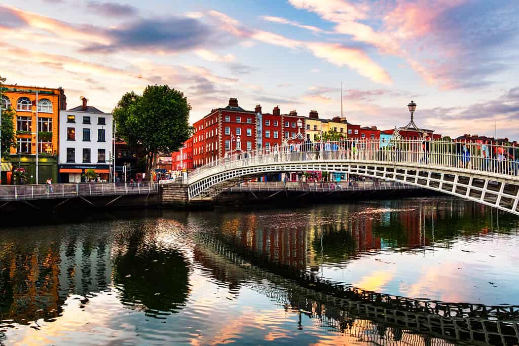 Dublino, Irlanda.  Vista notturna del famoso illuminato Ha Penny Bridge a Dublino, Irlanda al tramonto