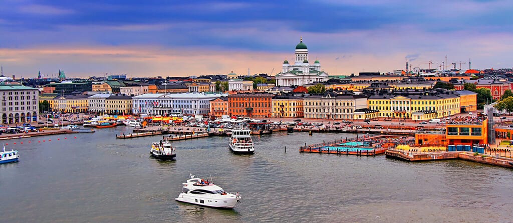Paesaggio urbano di Helsinki con la Cattedrale di Helsinki, il Porto Sud e la Piazza del mercato Kauppatori, Finlandia