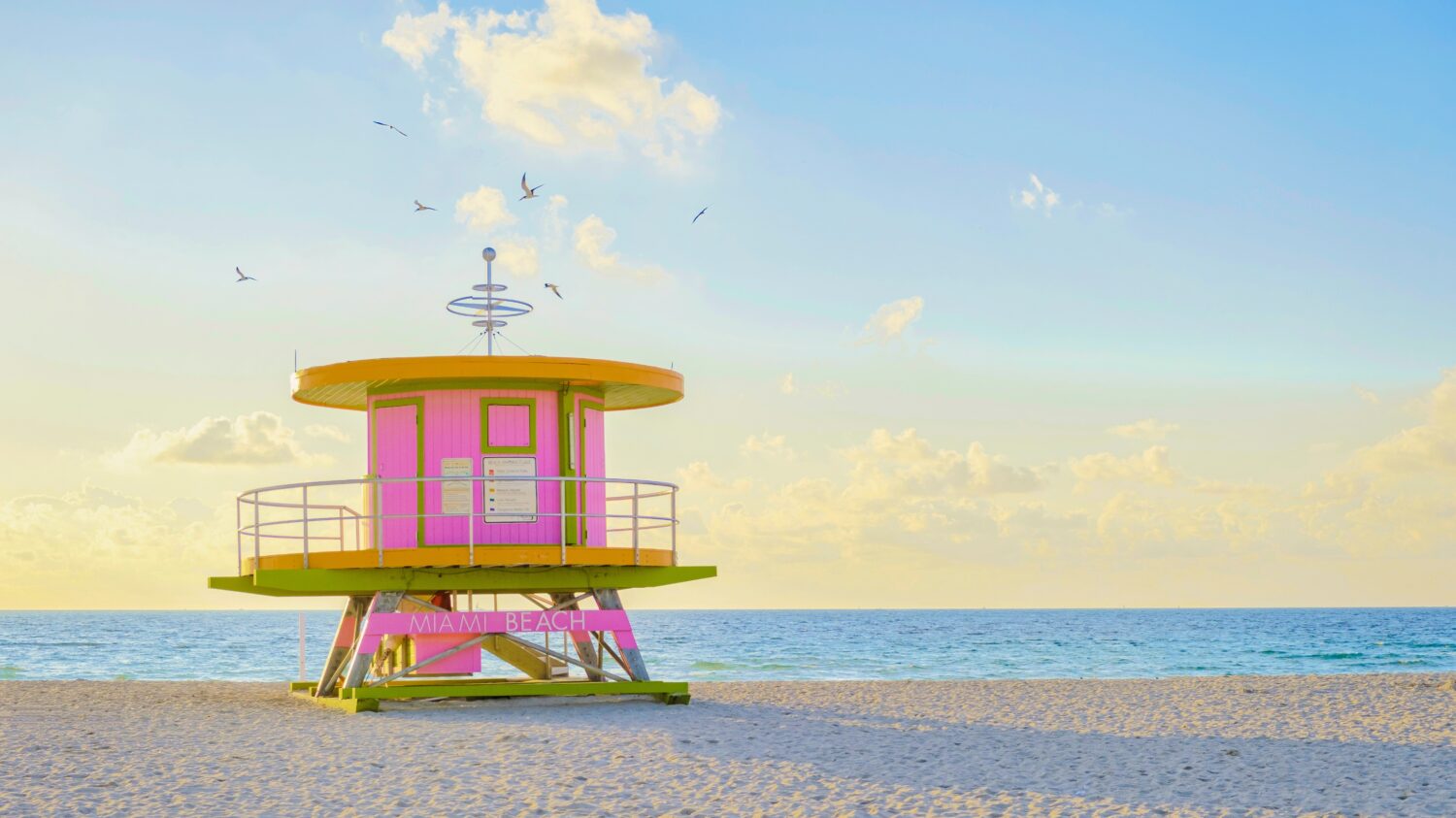Capanna del bagnino sulla spiaggia a Miami Florida, capanna colorata sulla spiaggia durante l'alba Miami South Beach.  Giornata soleggiata sulla spiaggia