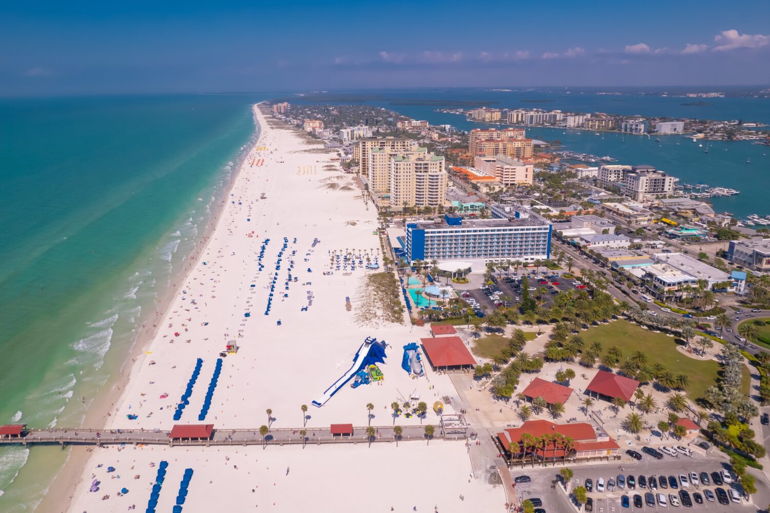 Clearwater Beach, Florida.  Panorama della città Clearwater Beach FL.  Vacanze primaverili o estive in Florida.  Bellissima vista su hotel e resort sull'isola.  America Stati Uniti.  Golfo del Messico.  Vista aerea.