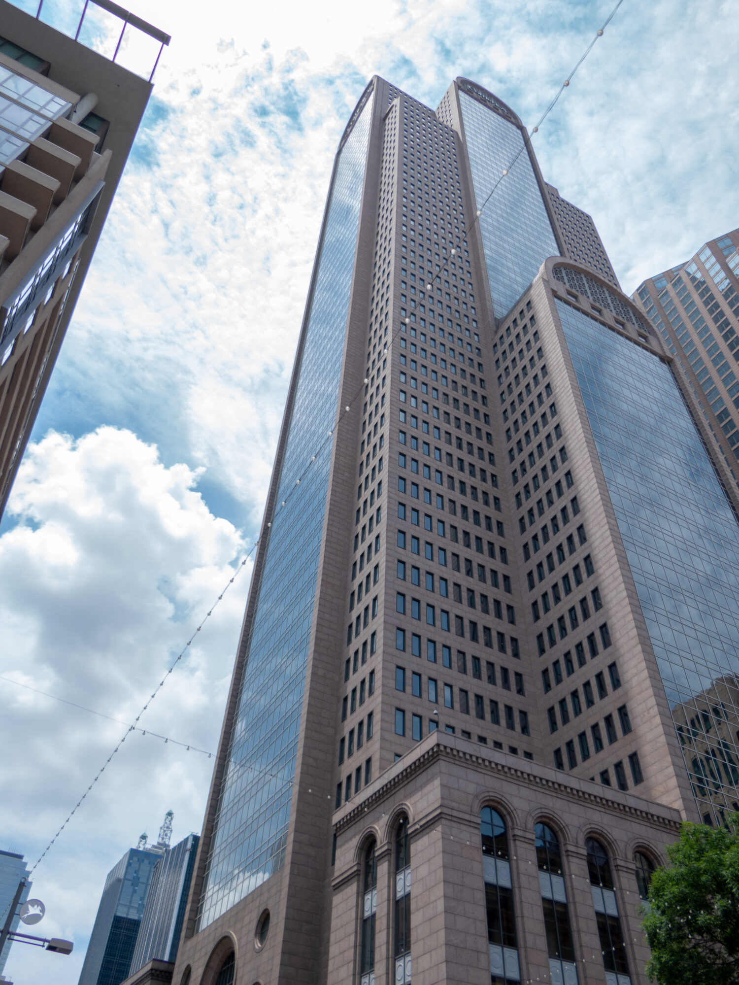 monumenti della città di Dallas sulla strada principale