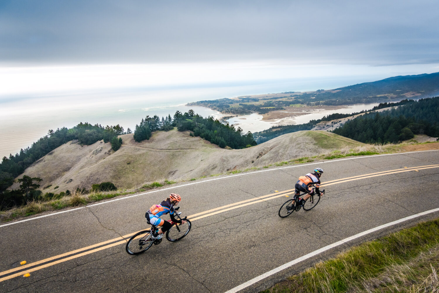 Due ciclisti su Ridgecrest Blvd.  sopra Stinson Beach, California.