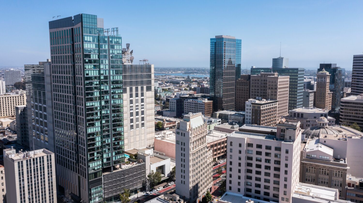 Pomeriggio skyline vista aerea del nucleo urbano del centro di Oakland, California, USA.