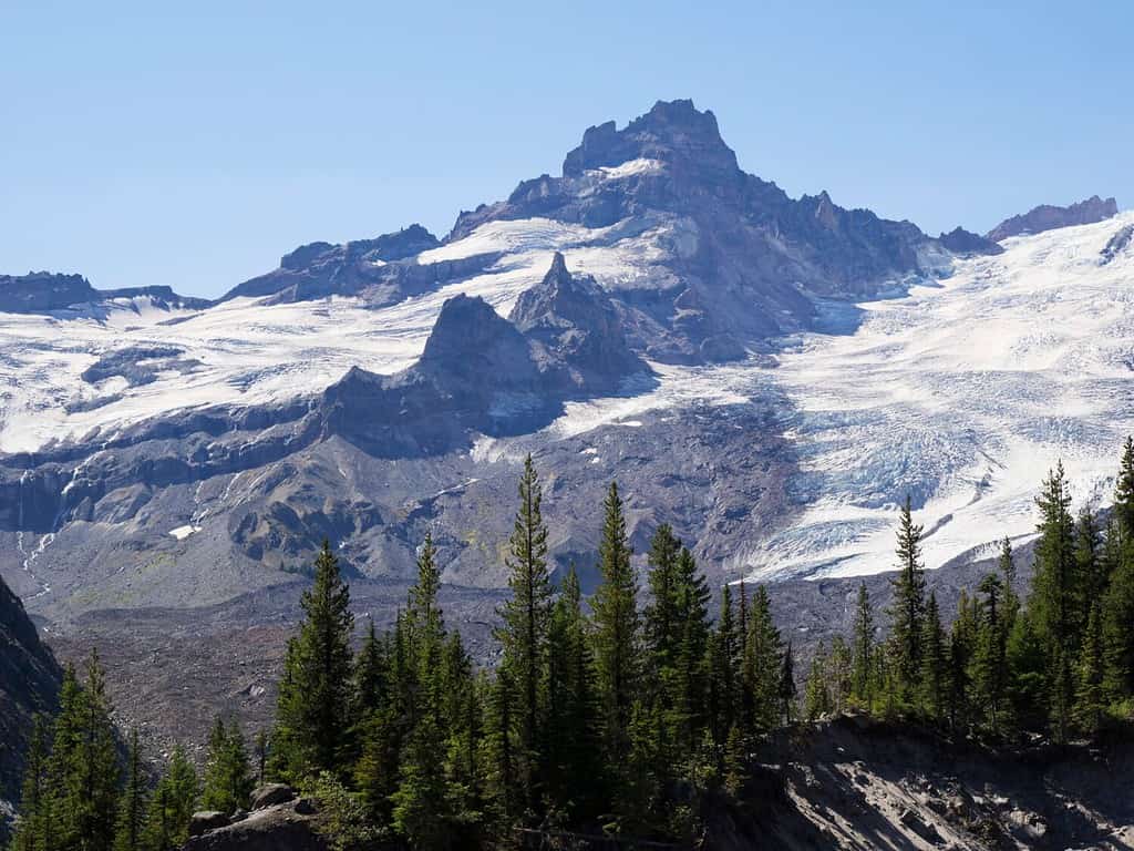Stato di Washington, Parco Nazionale del Monte Rainier.  Little Tahoma con Fryingpan e Emmons Glaciers, vista dal bacino del ghiacciaio